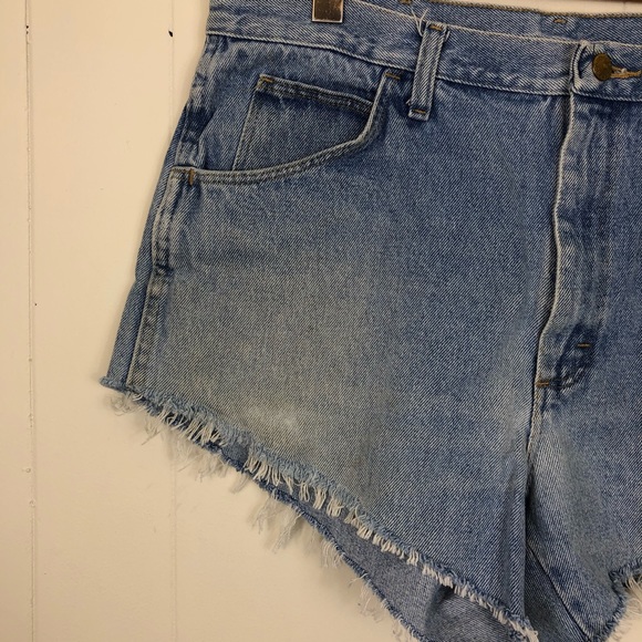 Vintage High Rise Fringe Cut Denim Shorts Sz 36 - Picture 7 of 7